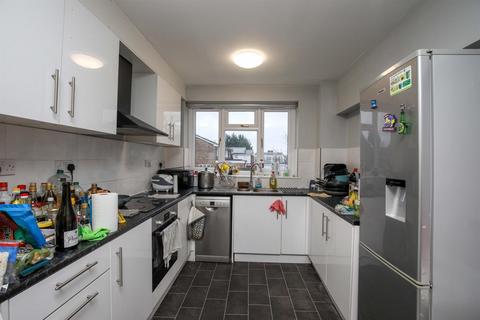 5 bedroom terraced house to rent, Guildford Park Avenue, Guildford