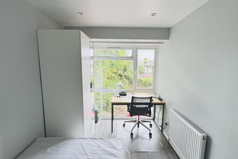 6 bedroom end of terrace house to rent, Guildford Park Avenue, Guildford