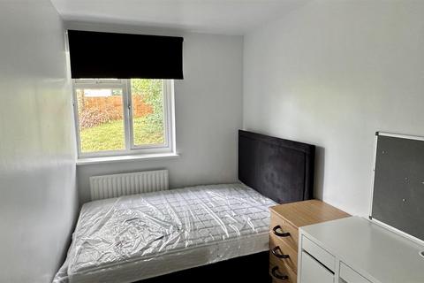 6 bedroom end of terrace house to rent, Guildford Park Avenue, Guildford