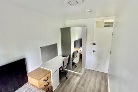 6 bedroom end of terrace house to rent, Guildford Park Avenue, Guildford