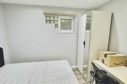 6 bedroom end of terrace house to rent, Guildford Park Avenue, Guildford