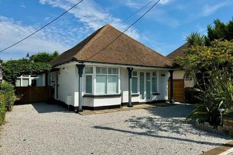 2 bedroom detached bungalow to rent, Beatrice Road, Walton On The Naze CO14