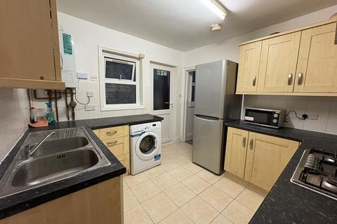 6 bedroom semi-detached house to rent, Shakespeare Avenue, Southampton