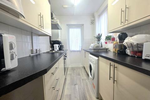 3 bedroom semi-detached house to rent, Welbeck Road, Harrow