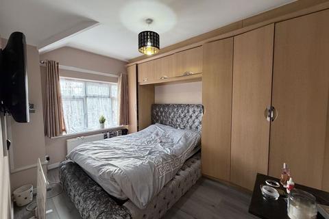 3 bedroom semi-detached house to rent, Weald Road, Uxbridge, UB10
