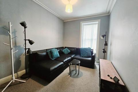 3 bedroom flat to rent, 1A Wellington Street, ,