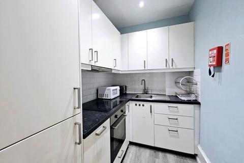 3 bedroom flat to rent, 1A Wellington Street, ,