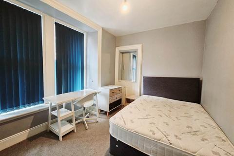 3 bedroom flat to rent, 1A Wellington Street, ,