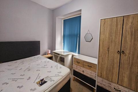 3 bedroom flat to rent, 1A Wellington Street, ,