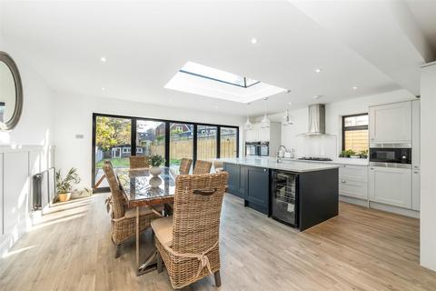 4 bedroom semi-detached house for sale, Keston Avenue, Coulsdon CR5