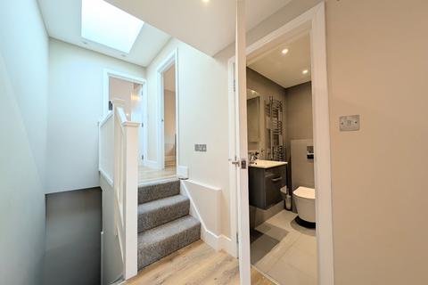 2 bedroom apartment to rent, Durnsford Road, London