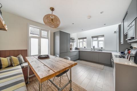 3 bedroom flat to rent, Farlton Road, London, SW18