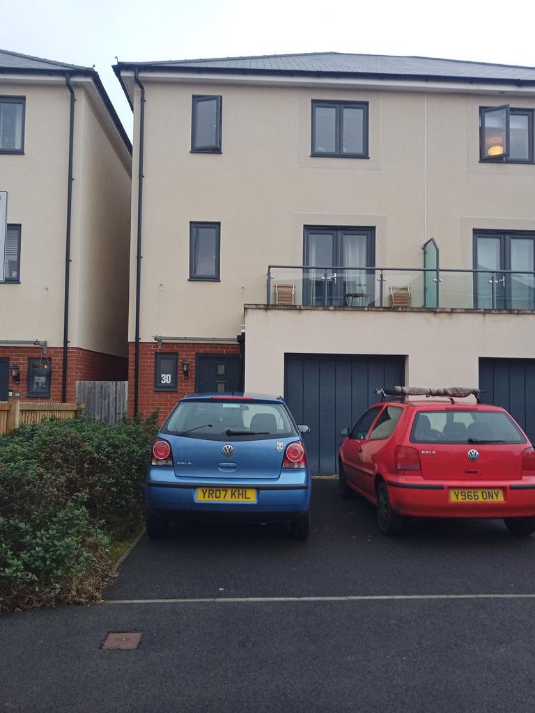 Modern semi-detached house with private drivewa...