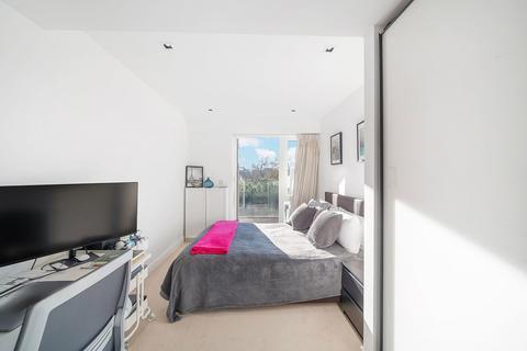 2 bedroom flat for sale, Kew Bridge Road, Brentford TW8
