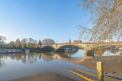 2 bedroom flat for sale, Kew Bridge Road, Brentford TW8