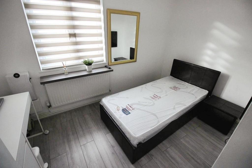 3380df53-pink 20room 20x.JPG
