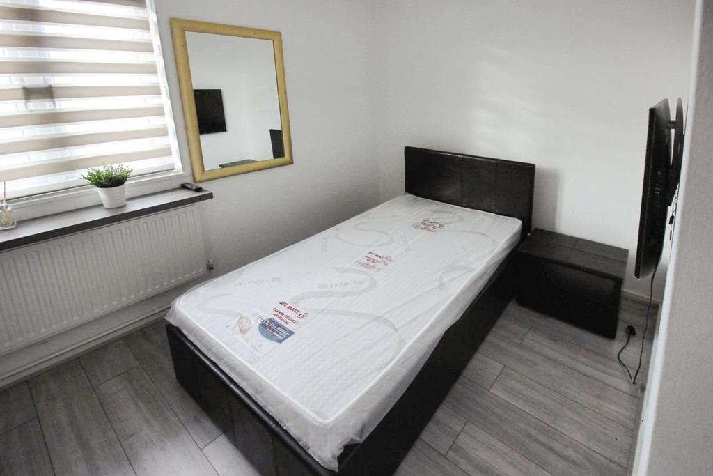 326ec597-pink 20room.JPG