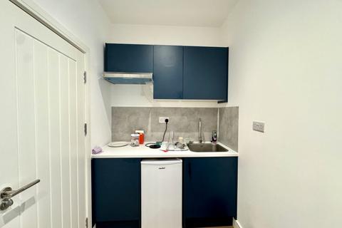 Studio to rent, Elspeth Road, Wembley HA0