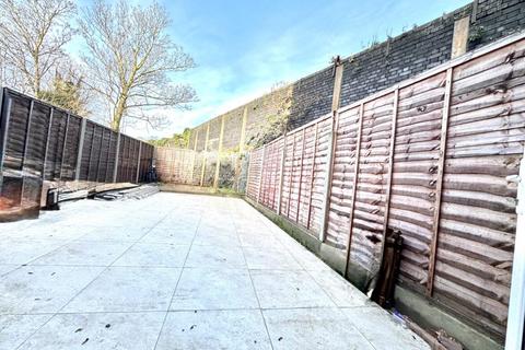 Studio to rent, Elspeth Road, Wembley HA0