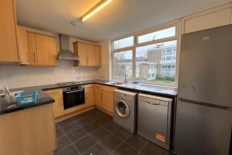 2 bedroom apartment to rent, Southview Court, Woking GU22