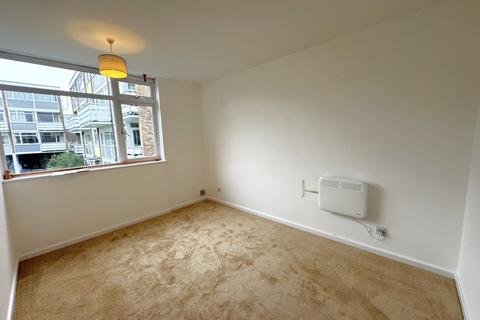 2 bedroom apartment to rent, Southview Court, Woking GU22