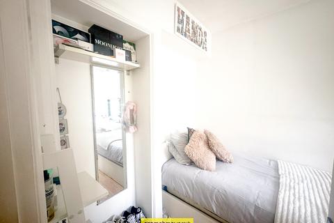 2 bedroom maisonette to rent, Northdown Close Ruislip, Greater London HA4 6JZ