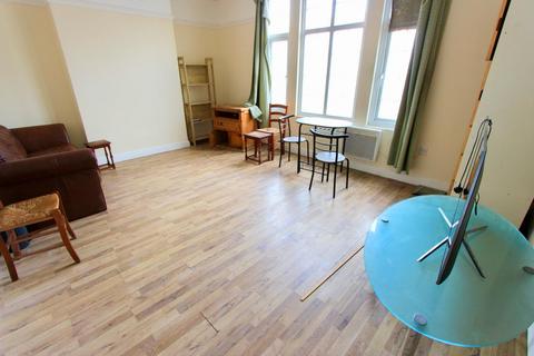 3 bedroom flat to rent, Green Lanes, London N13