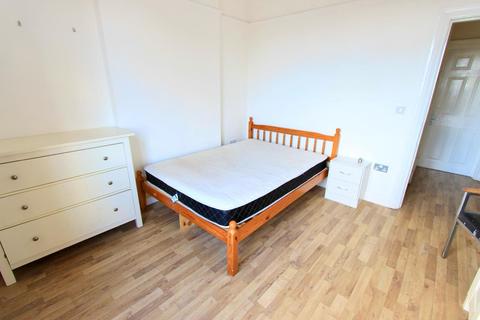 3 bedroom flat to rent, Green Lanes, London N13