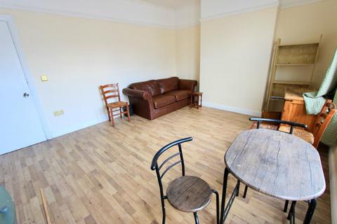 3 bedroom flat to rent, Green Lanes, London N13