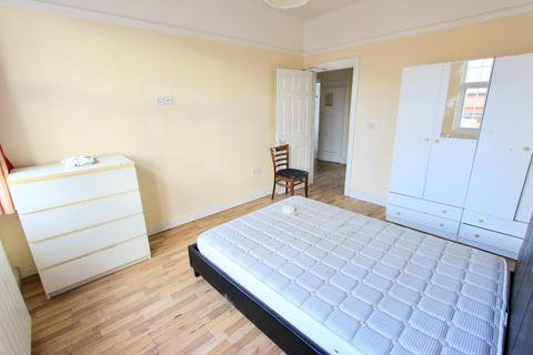 3 bedroom flat to rent, Green Lanes, London N13