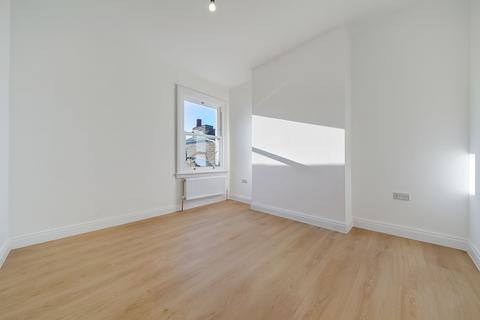 2 bedroom flat to rent, Elmer Road, London, SE6