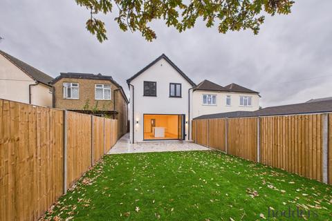 3 bedroom detached house for sale, Bourneside Road, Addlestone, Surrey, KT15