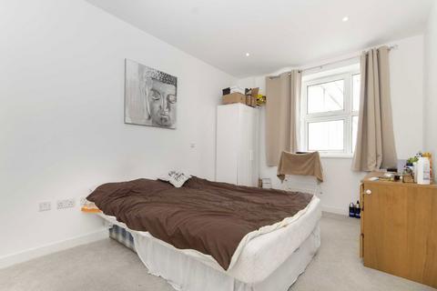 3 bedroom flat to rent, Bromyard Avenue, London W3