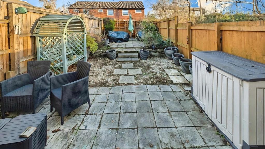 49 Elizabeth Crescent rear garden a.jpg