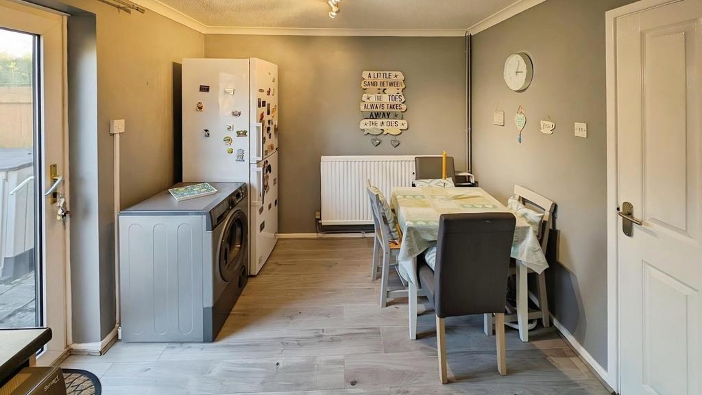 49 Elizabeth Crescent dining  a.jpg