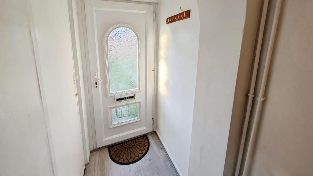 49 Elizabeth Crescent entrance hall a.jpg