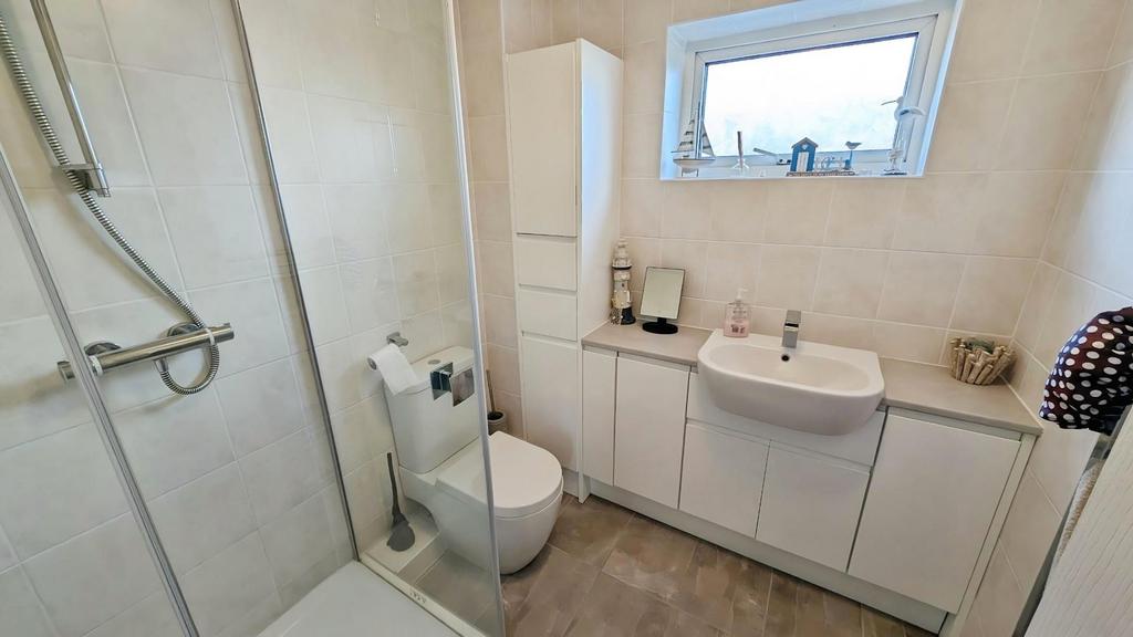 49 Elizabeth Crescent shower room a.jpg
