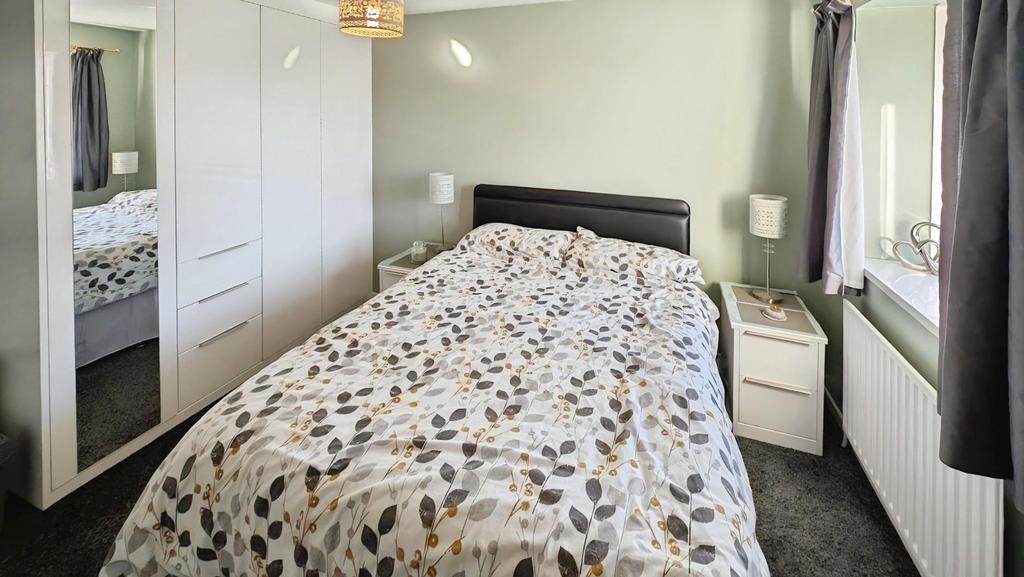 49 Elizabeth Crescent Bed 1 a.jpg