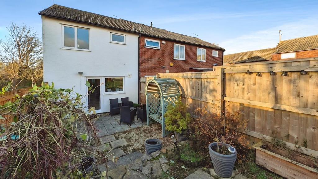 49 Elizabeth Crescent rear garden b.jpg