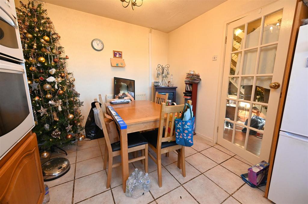 Kitchen diner.JPG