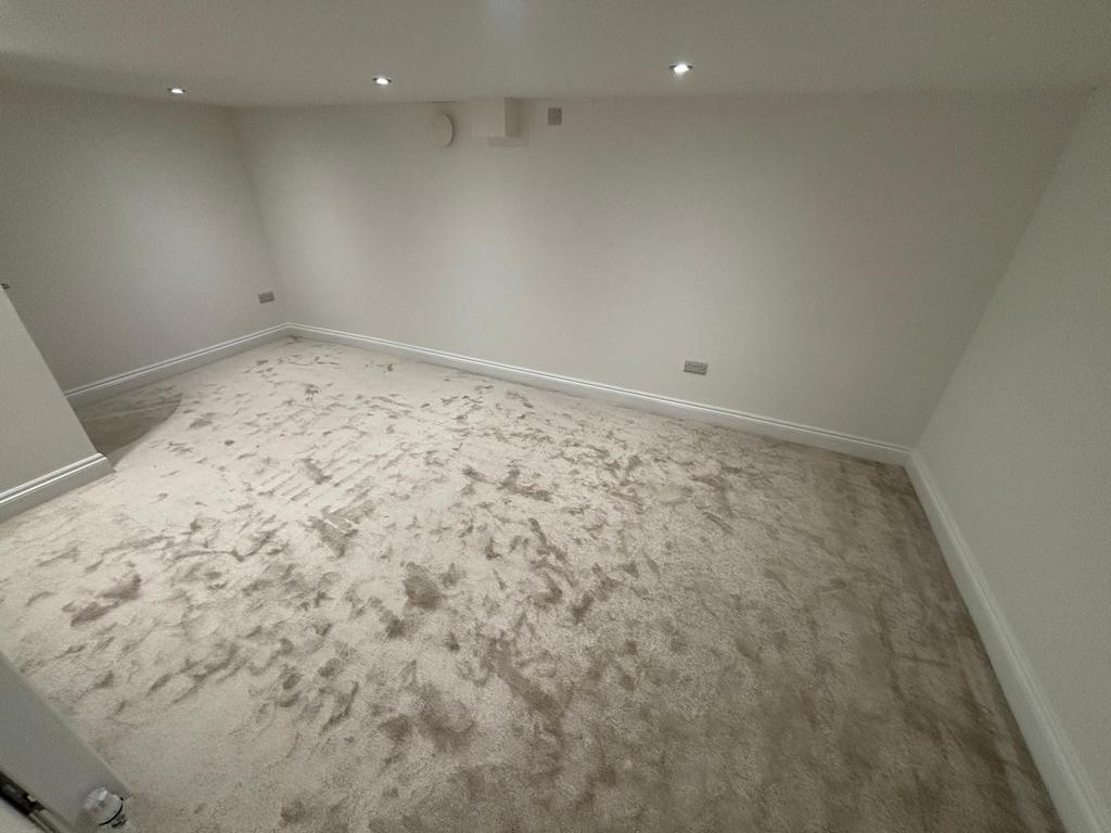 Cellar room/home office/bedroom 5