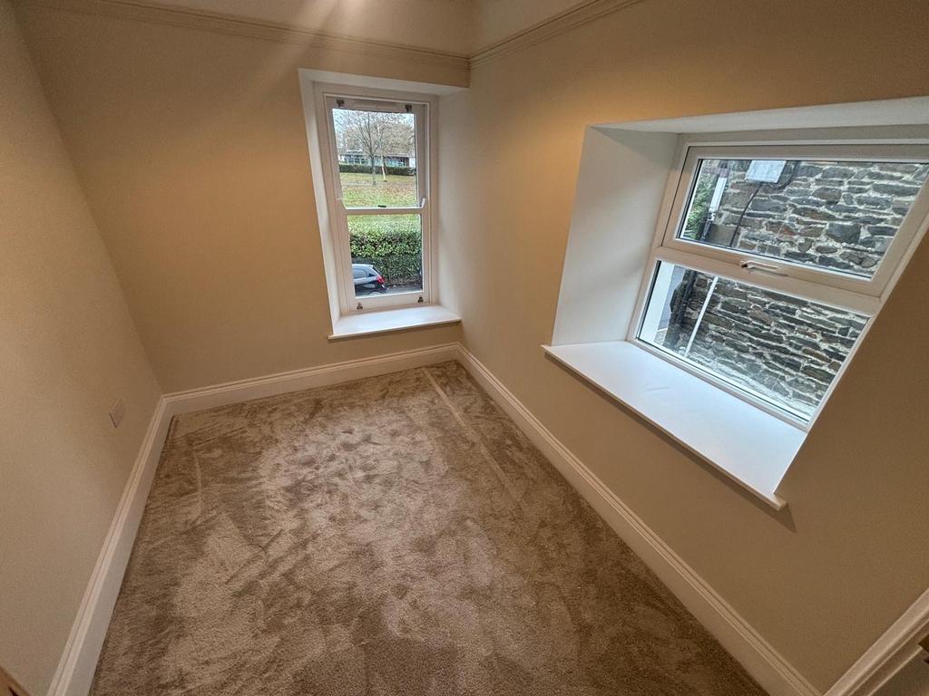 Front bedroom 4