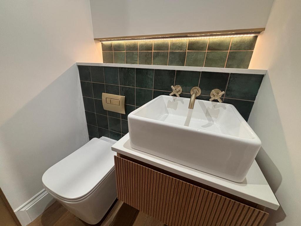 En suite to bedroom 1 (second image)