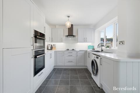 3 bedroom end of terrace house for sale, Holbrook Close, Billericay, CM11