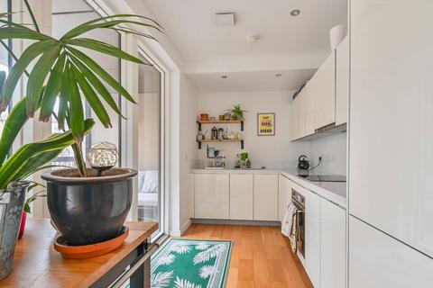 2 bedroom flat for sale, Brownswood Road, Highbury, London, N4