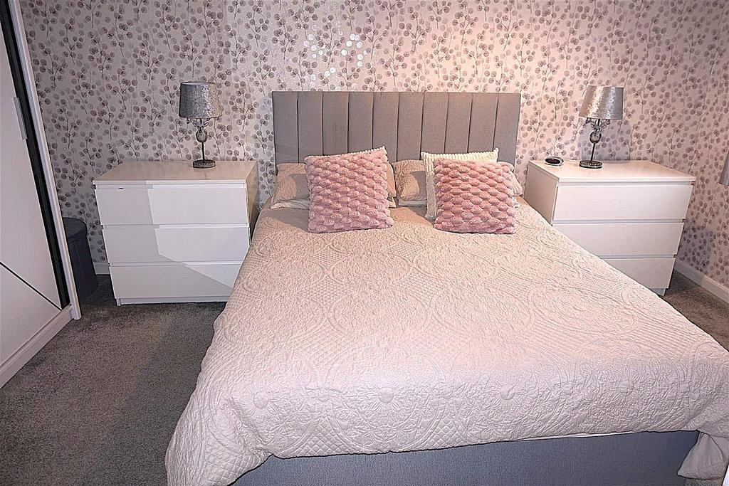 Bedroom 1.jpg