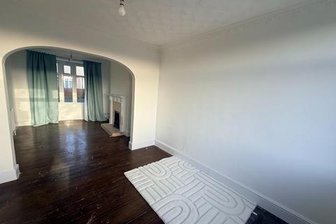 3 bedroom terraced house to rent, South Terrace, South Bank, Middlesbrough