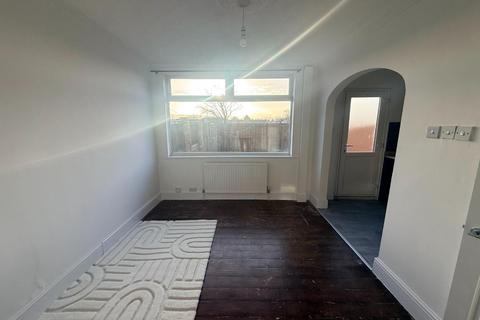 3 bedroom terraced house to rent, South Terrace, South Bank, Middlesbrough