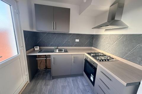 3 bedroom terraced house to rent, South Terrace, South Bank, Middlesbrough