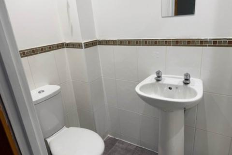 2 bedroom semi-detached house to rent, West Wycombe Road, High Wycombe HP12